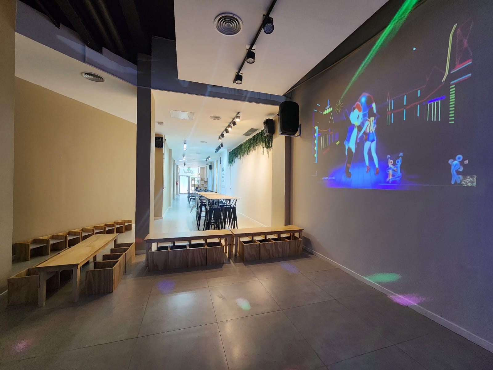 Salón Ay Carhay con mesas, luces y espacio para celebrar